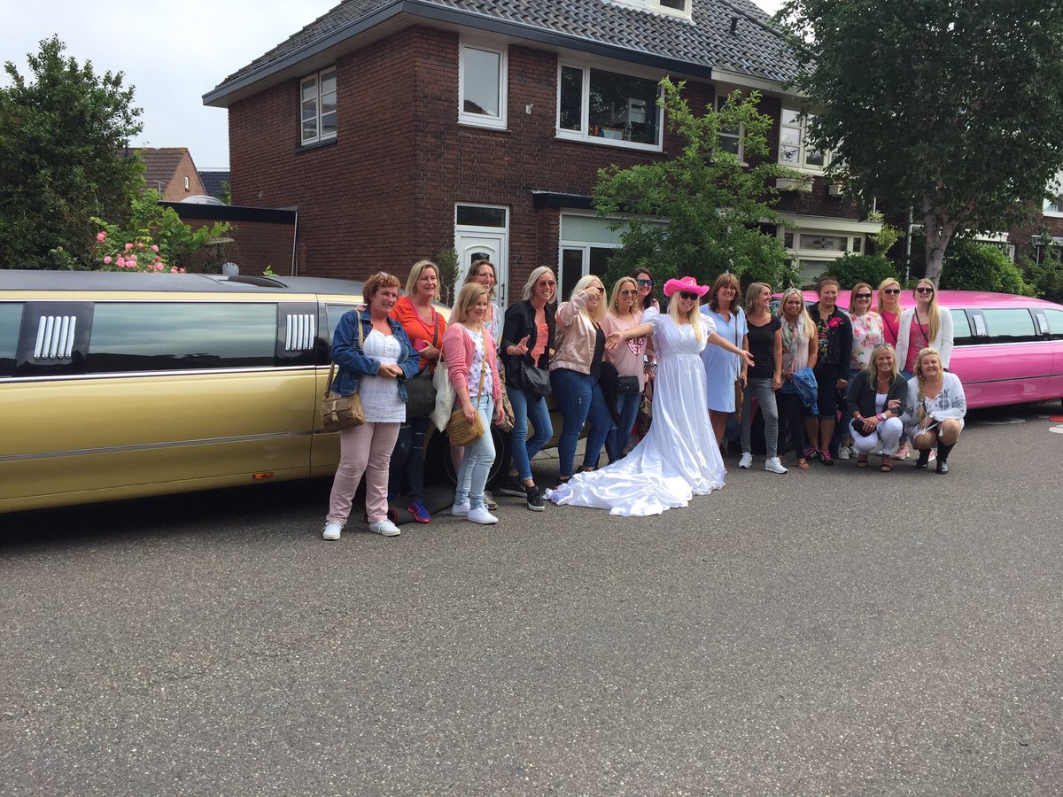 Limonodignl's tweet photo. #rozelimo en #goudenlimo voor een #vrijgezellenfeest van #Beverwijk naar #Amsterdam @AmsterdamNL @gem_Beverwijk https://t.co/cjdW8zIvqu