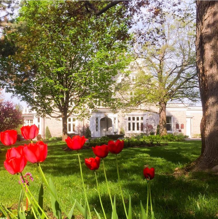 #DoorsOpenOttawa is today! Explore iconic sites like Earnscliffe–the home of 🇨🇦's 1st Prime Minister is now home to @HDrakeUK 📷ukincanada/IG