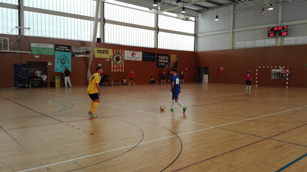 Tot just comença la semifinal de la Final Four <a href="/FUTSALCat/">FutsalCat</a> entre <a href="/FsLlagostense/">Fs.Union Llagostense</a> i Montsant Sala5. Fem seguiment des de #Tiana 0-0 #laLlagosta