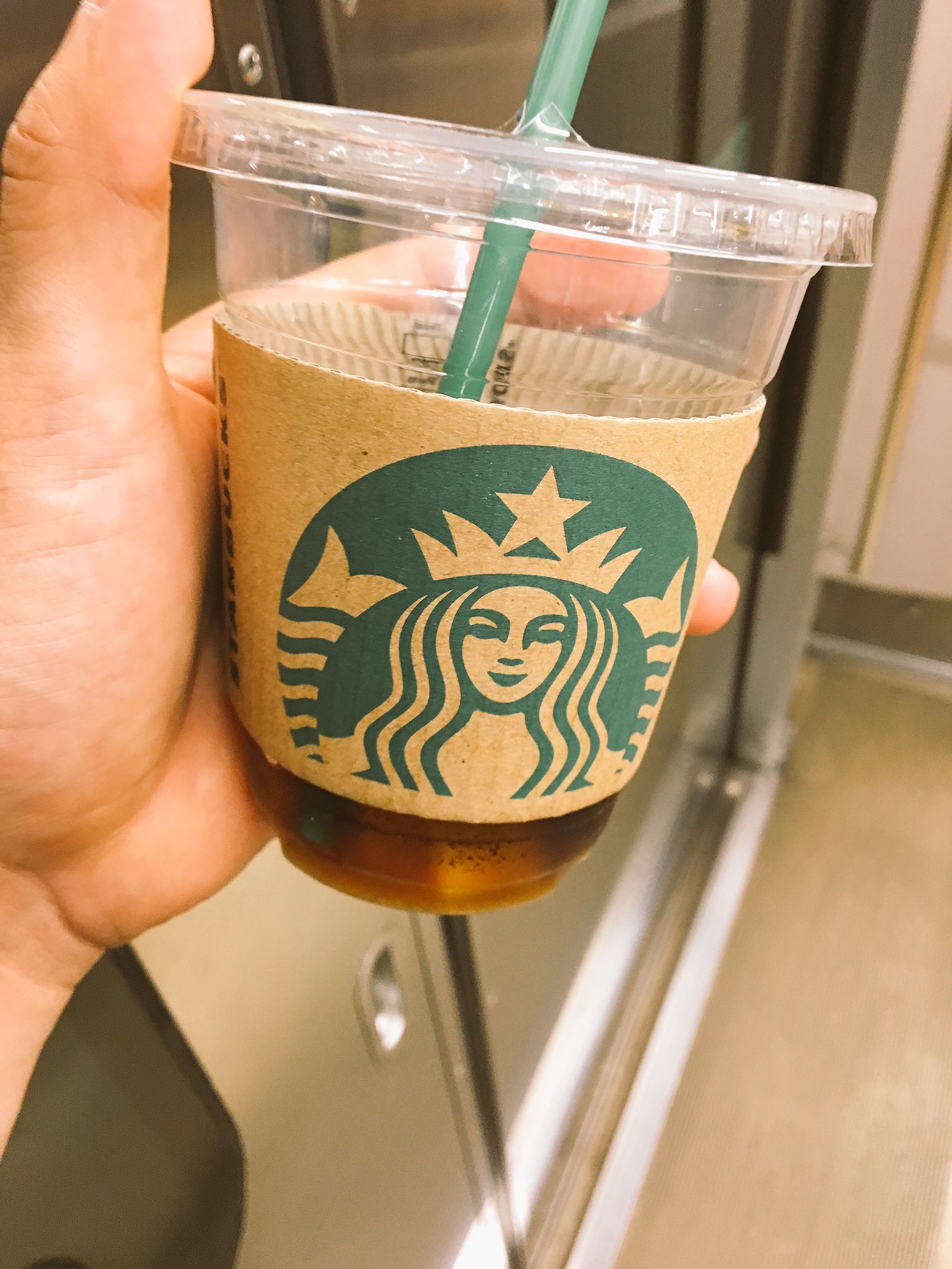 反橋宗一郎 スタバのスリーブってさ 温かい飲み物に付けるものだけど 冷たいの にも付けてほしくない 毎回別で貰って付けてるかも だって 冷たいじゃないか T Co Gdbhhmxtqh Twitter