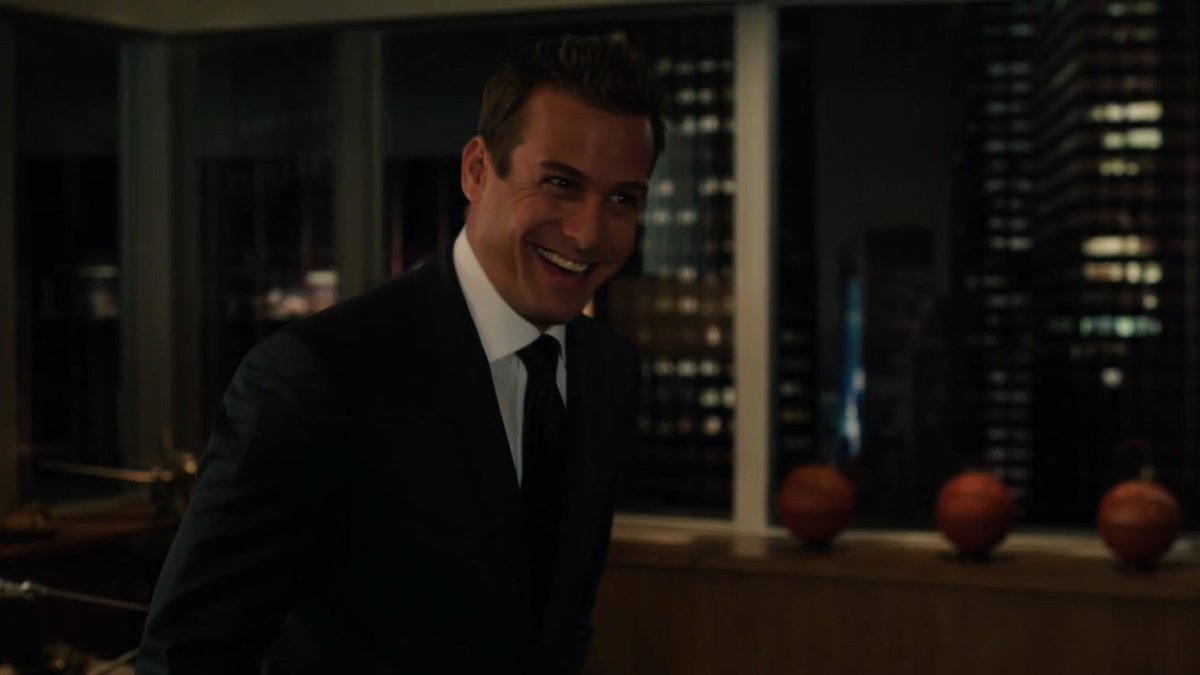 suits_brasil's tweet photo. harvey specter inventou o sorriso https://t.co/2eKQsICCjJ