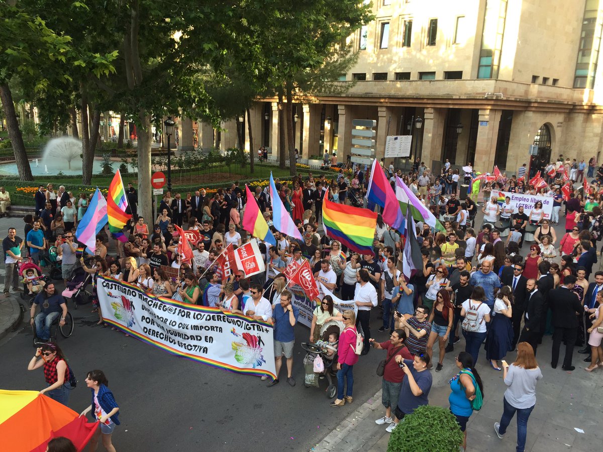 EsterPerez_Gonz's tweet photo. Hoy #Albacete se ha enterado d #OrgulloCLM2017 #LGTBI @Abanico_LGTBI https://t.co/1WRlUf6VCU
