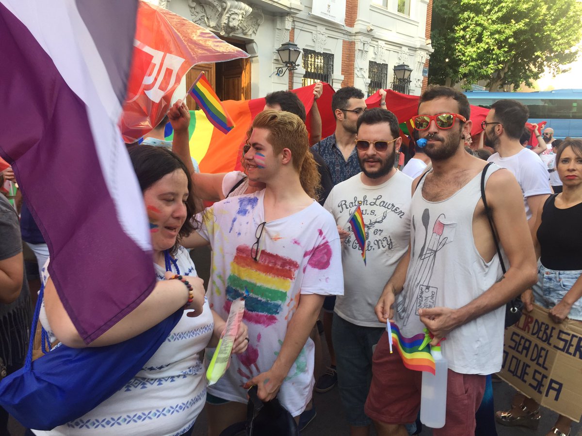 EsterPerez_Gonz's tweet photo. Hoy #Albacete se ha enterado d #OrgulloCLM2017 #LGTBI @Abanico_LGTBI https://t.co/1WRlUf6VCU