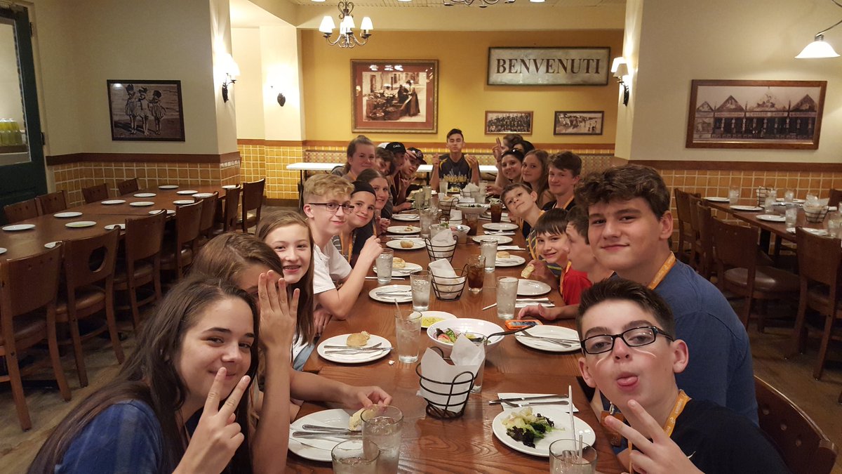 TheMsBurgan's tweet photo. Everyone's excited to sit down and eat some food! #1Horning https://t.co/xBa3dB7LG3
