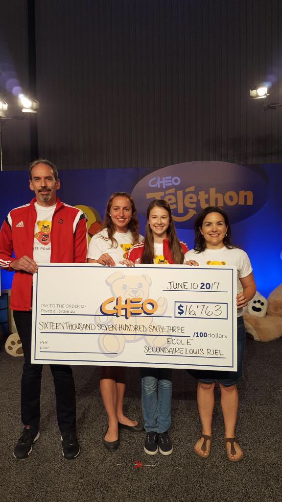 Remise officielle des fonds amassés pour CHEO lors du téléthon ce soir. Bravo les Rebelles!