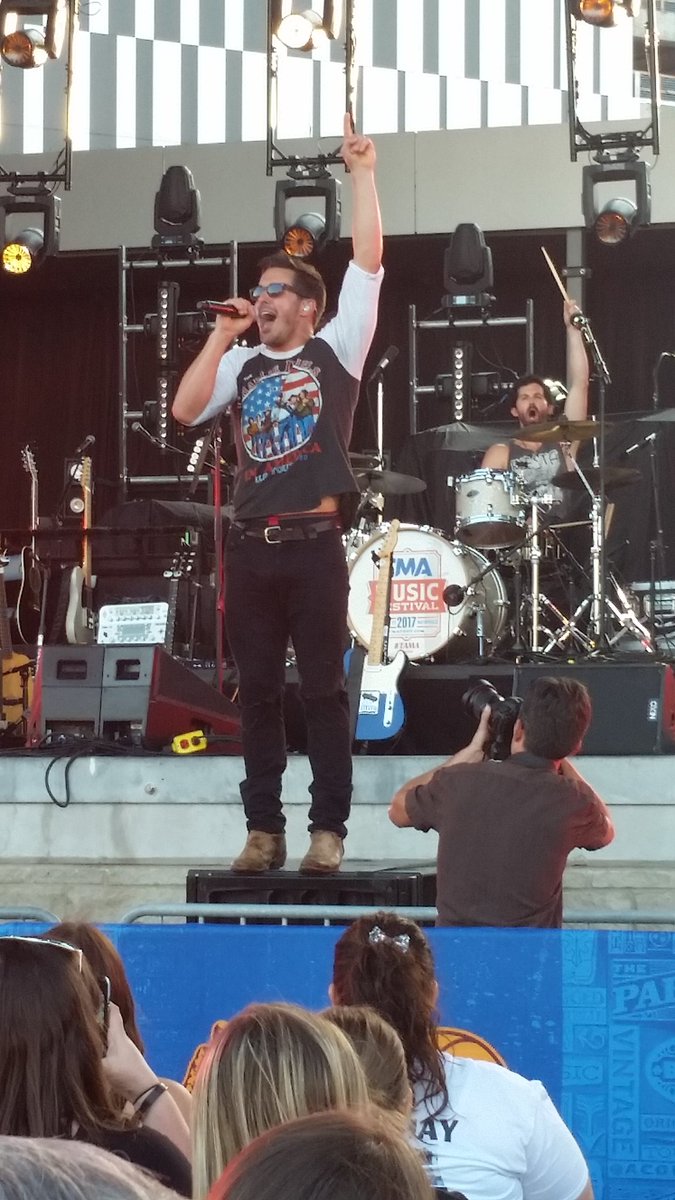 owldog_Sports's tweet photo. @CaleDodds takes the stage @Ascend_amp such high energy! Fantastic voice and Handsome he'll go far!! https://t.co/TU4UKRun6M
