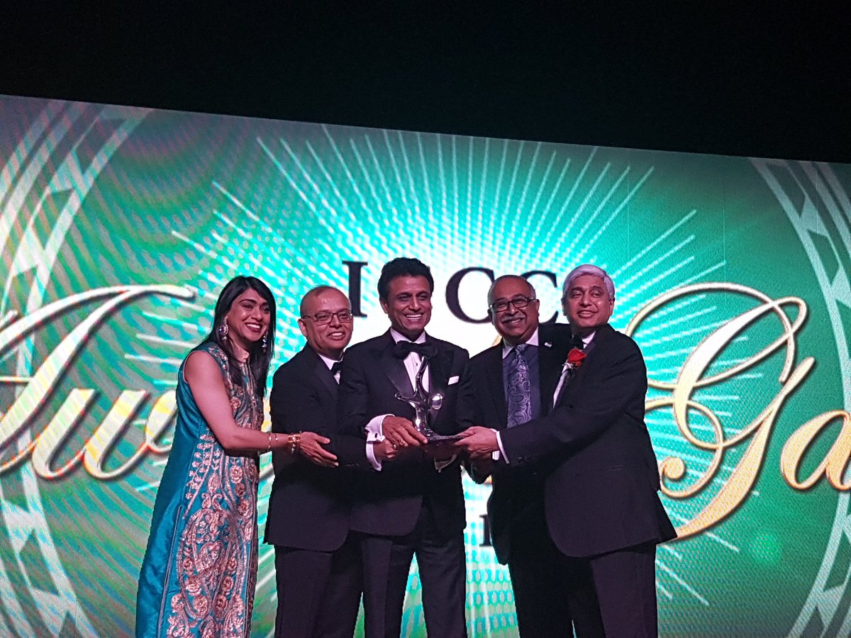 IndoCanadaCC's tweet photo. Award of Male #Entrepreneur - Ray Gupta. #ICCC40 #Canada150 #Thankyou @RBC_Canada @RBC https://t.co/vxZ8mihivj