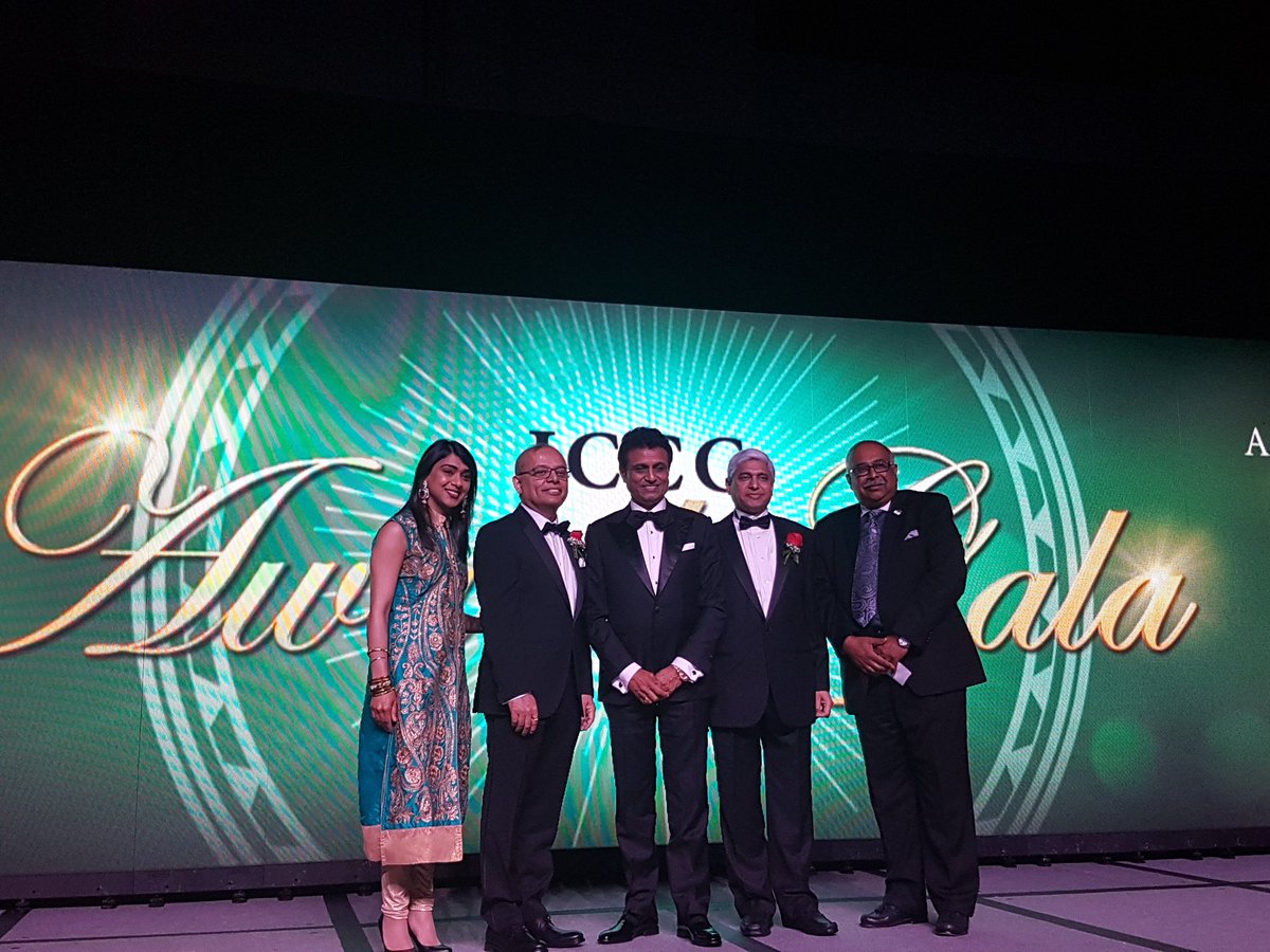 IndoCanadaCC's tweet photo. Award of Male #Entrepreneur - Ray Gupta. #ICCC40 #Canada150 #Thankyou @RBC_Canada @RBC https://t.co/vxZ8mihivj