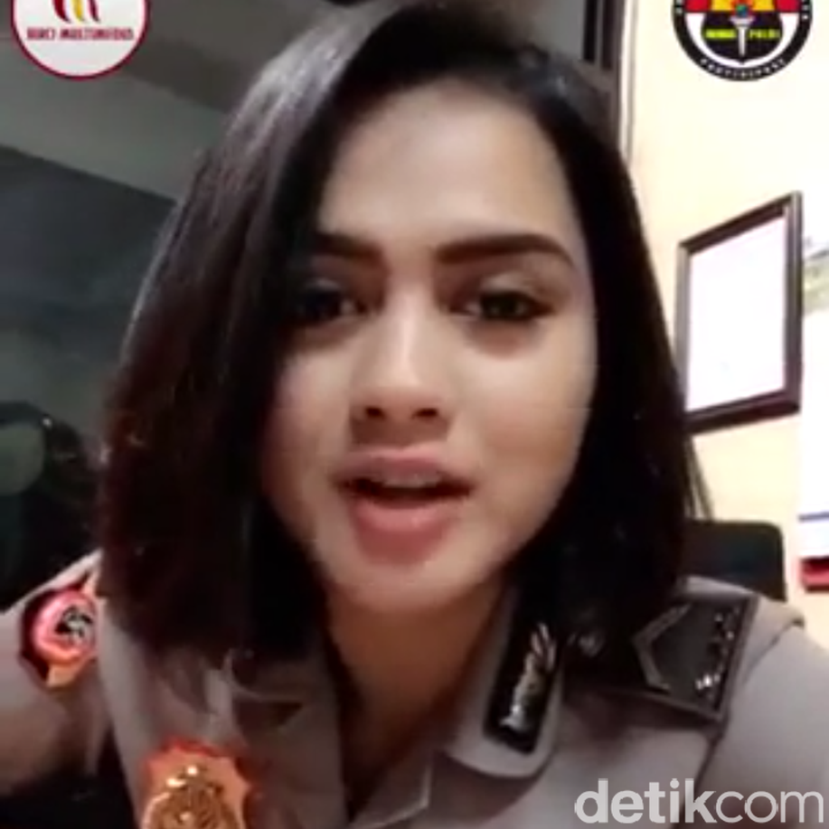 detikcom's tweet photo. Polwan Cantik Ini Ajak Netizen Sopan di Medsos https://t.co/g3u3tMUGX5 via @detikinet https://t.co/JQUDt2Wt4a