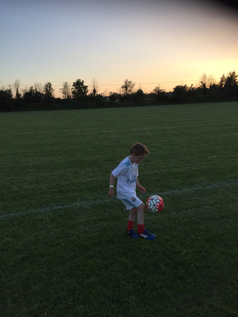 PaulEverett75's tweet photo. Still kicking a football #CorringhamAthletic #Manorway https://t.co/ccHxiLGFfi