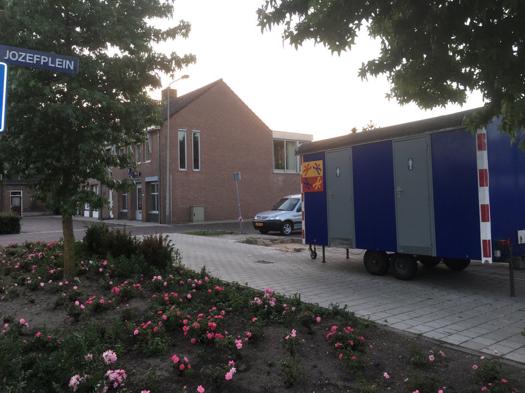 Ootersom's tweet image. Scheelt 2 letters.  Op St.Jozefplein in @Ootersom is #pinbox vervangen. Pissen ipv pinnen. #plofkraak #Ossebraadfeest