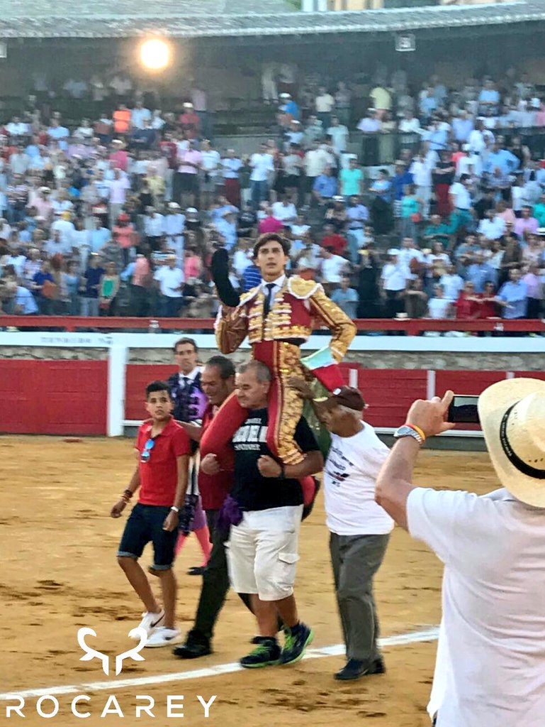 Otra Puerta Grande, me alegro mucho @PrensaARocaRey por este nuevo triunfo y las tres orejas