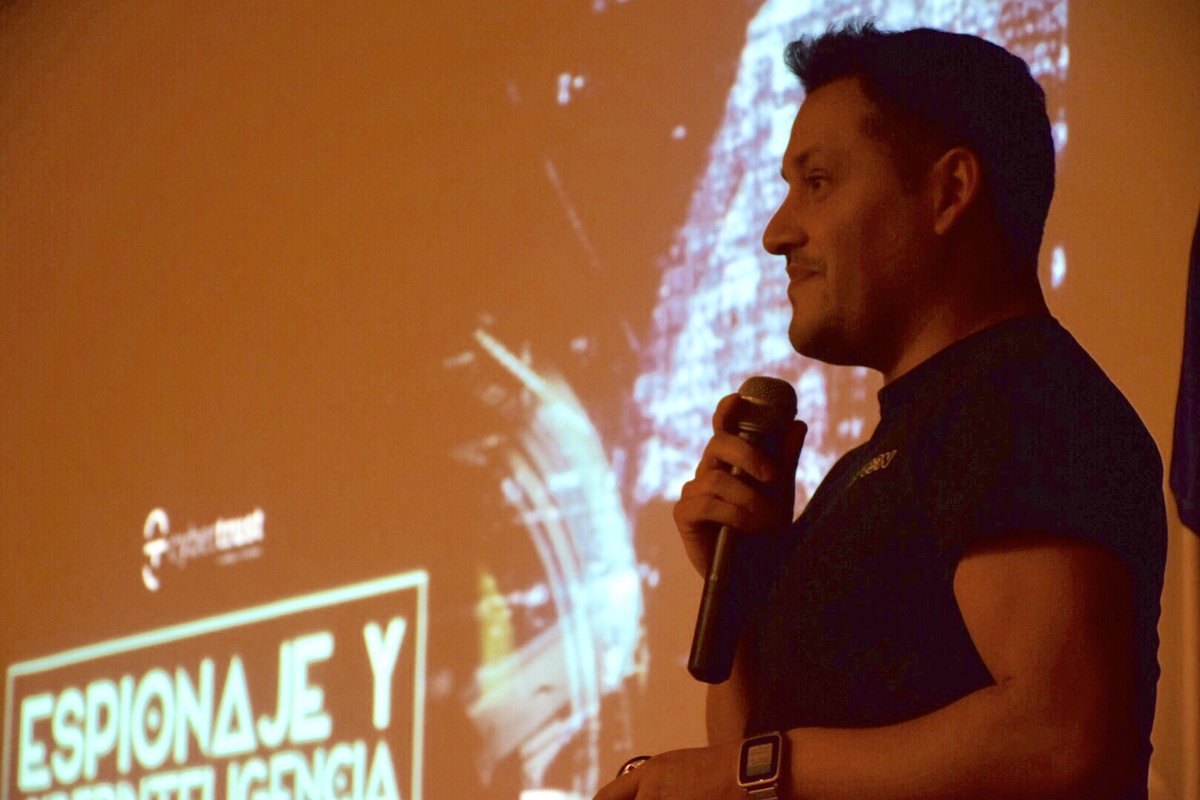 seginchile's tweet photo. AHORA: Manuel Moreno expone en SegInChile. Nos presenta la charla "Volatility Framework: Art of Memory Forensics". https://t.co/X39fjukYb9