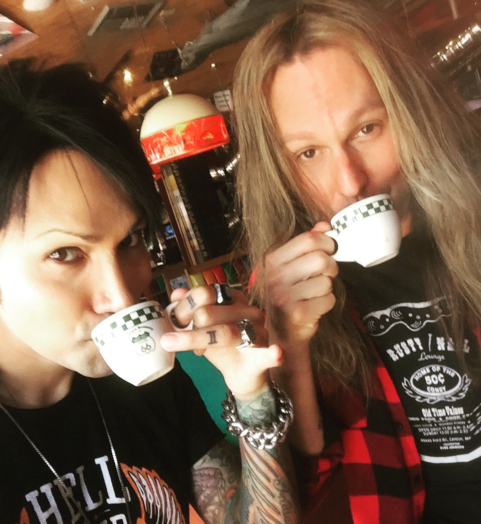 jeffgeorgemusic's tweet photo. High Tea at noon...ish on the Titanic with my comrade @AshleyPurdy
 🚢🤸‍♂️🤸🏾‍♀️🤸🏾‍♂️🤸🏼‍♀️🚢 https://t.co/elTDwv57iO