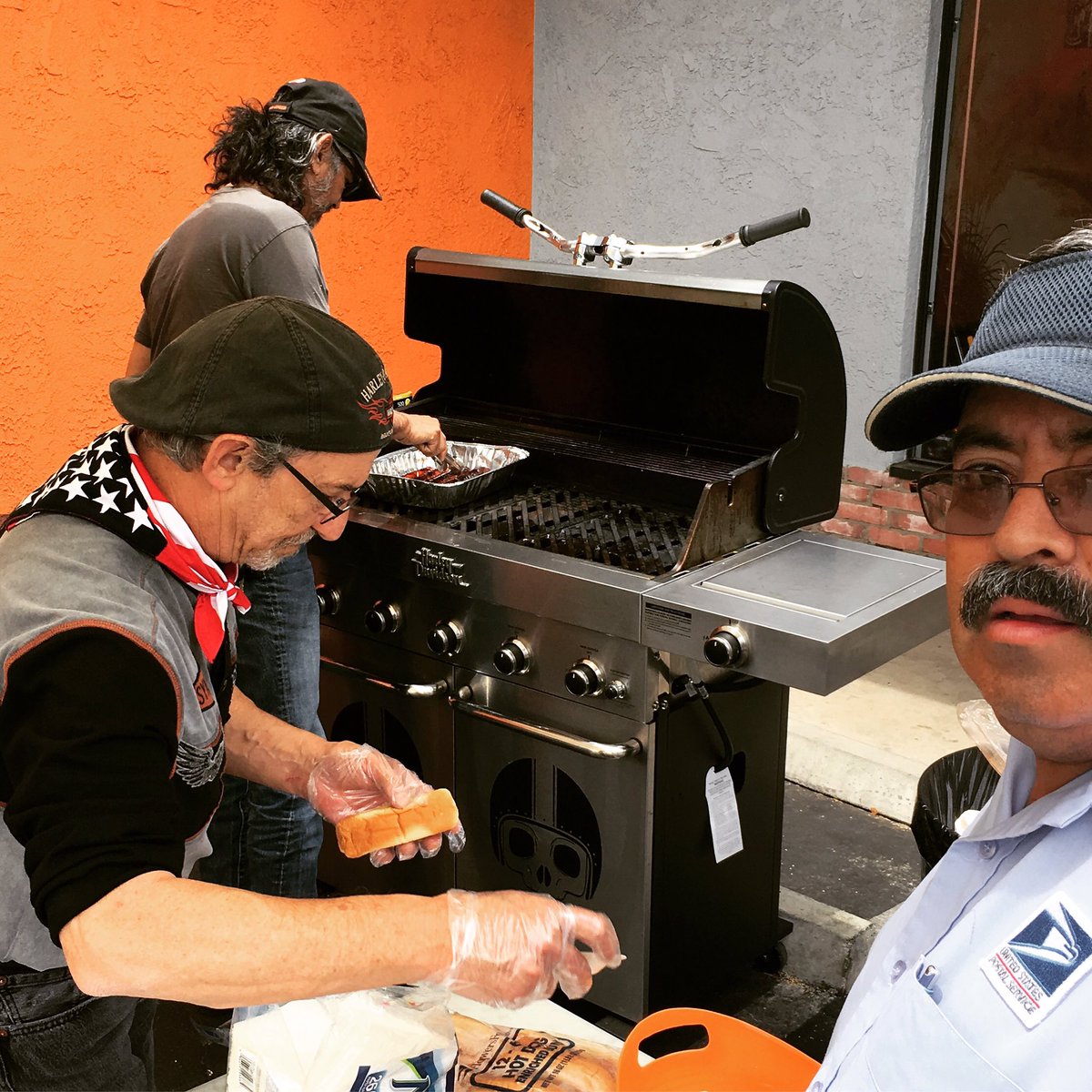 EdHeadington's tweet photo. HOG guys on the BBQ during Red, White & Boom days ๐๐ญ๐บ๐ธ
#canogapark #sfv #sfvalley #harleydavidson #toprocker .@harleydavidson .@TopRockerHD https://t.co/CxqQMTRfEm