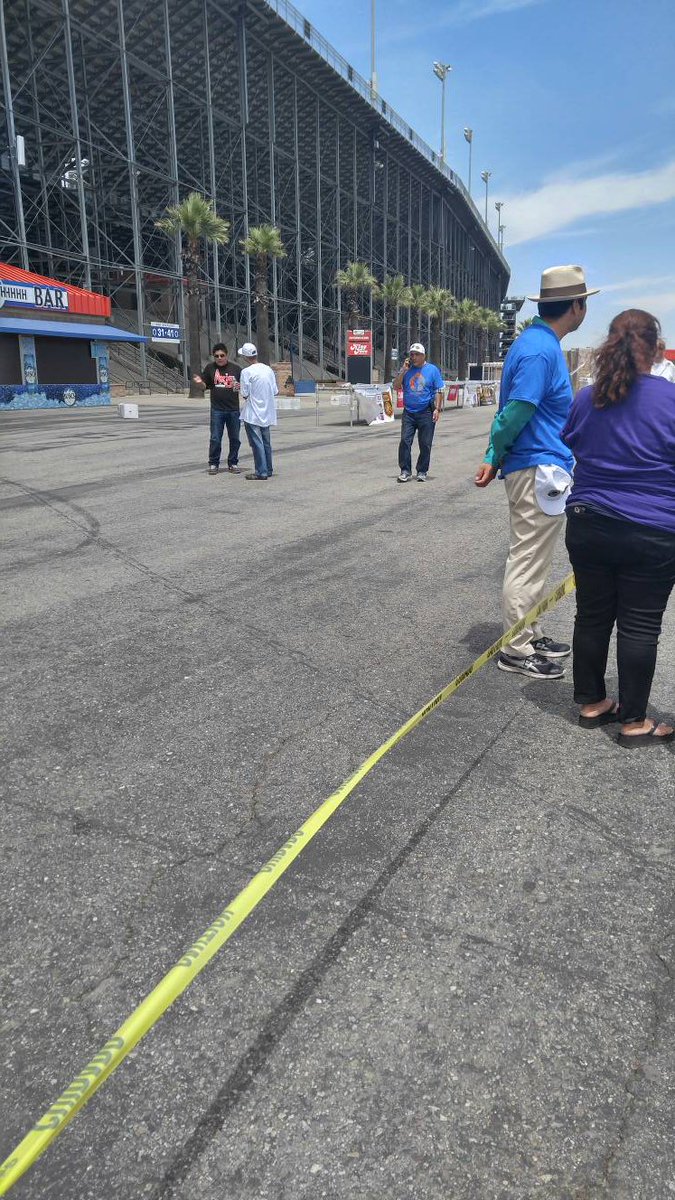 Bombshell57's tweet photo. If you in #la dont come to the #pizza event in #fontana. Wont start till 4pm. Poorly organized #wasteofgas https://t.co/UhwnFZrZZ3
