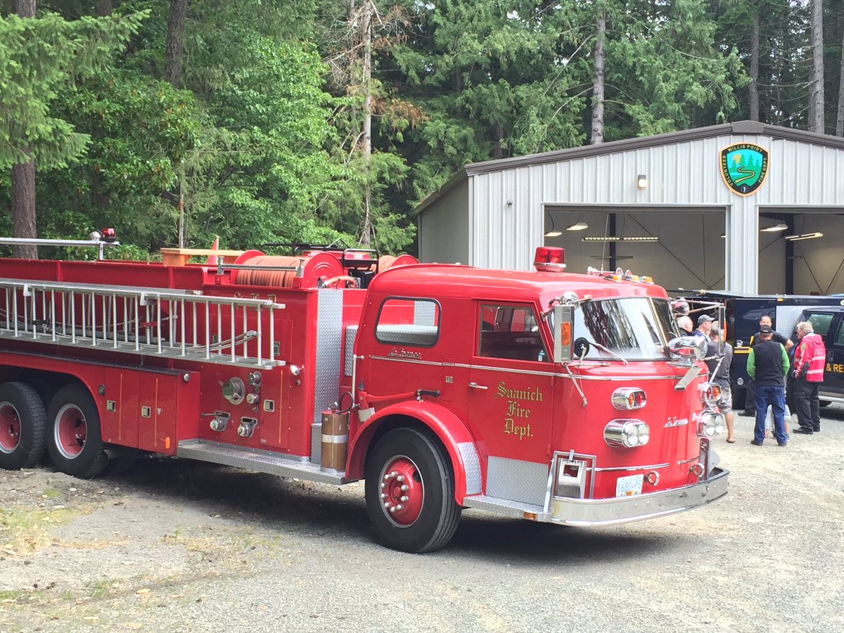 saanich150's tweet photo. Congrats! MT @SaanichFire #Saanich Tanker 3 on display at #WillisPoint Fire Department 40th Anniversary celebration! https://t.co/Bzb4EAN3T3