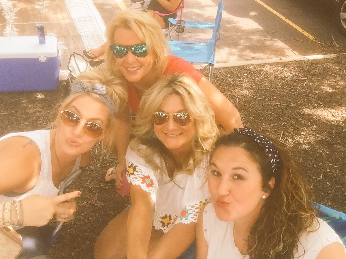 QueenBNichole's tweet photo. Good times ✌🏻😎 https://t.co/KclAKpg78p