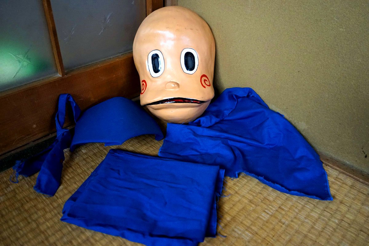 裏庭映画保存会 على تويتر 忍者ハットリくん のお面を発見 手作り品でコスプレもしくはステージショーで使ったらしい 青い布付き 使用時は全身あったのかも いきなりハットリくんの顔 だけ畳の部屋にあるとシュール 顔のラインから見てテレ朝アニメ版ハットリくん
