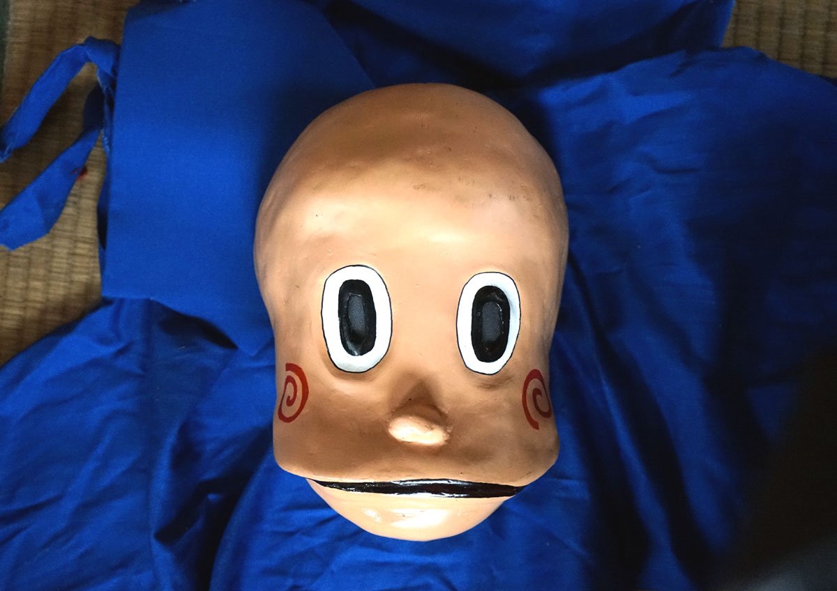 裏庭映画保存会 على تويتر 忍者ハットリくん のお面を発見 手作り品でコスプレもしくはステージショーで使ったらしい 青い布付き 使用時は全身あったのかも いきなりハットリくんの顔 だけ畳の部屋にあるとシュール 顔のラインから見てテレ朝アニメ版ハットリくん