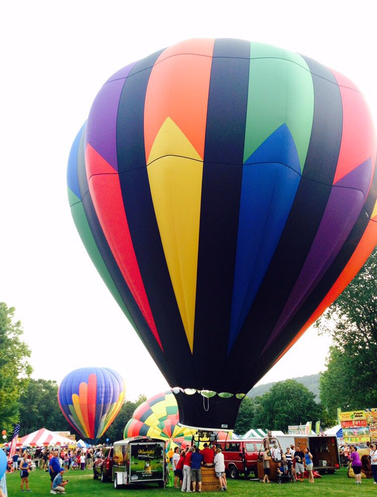 m3__3li's tweet photo. أهل #نيويورك لايفوتكم مهرجان المناطيد Binghamton Balloon Festival بتاريخ ٤ اغسطس. زرته العام الفائت لما كنت بزيارة لنيويورك ❤️ https://t.co/kAOxNB3aOt