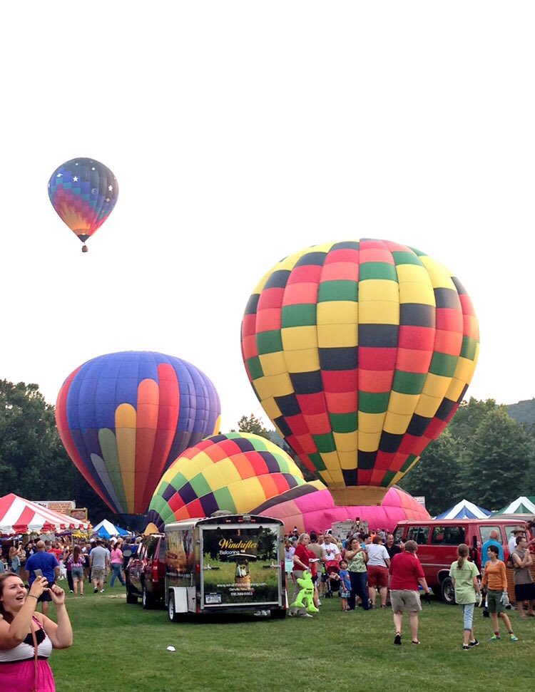 m3__3li's tweet photo. أهل #نيويورك لايفوتكم مهرجان المناطيد Binghamton Balloon Festival بتاريخ ٤ اغسطس. زرته العام الفائت لما كنت بزيارة لنيويورك ❤️ https://t.co/kAOxNB3aOt