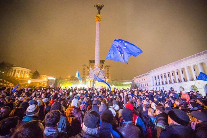 CrimeaUA1's tweet photo. Майдан.Люди вышли за европейское будущее Украины!Так началась наша борьба!Мы обязательно победим чуму с востока! Сегодня большой шаг #безвиз https://t.co/jJUhEkJIt4