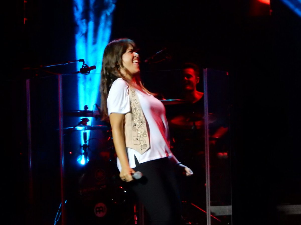 janimarlu's tweet photo. .@vanesamartin_ cuanto arte tienes! #munaydirecto #Bilbao #munay #directomunay 😍😘🎶🎵 https://t.co/jvG3VYg8C4