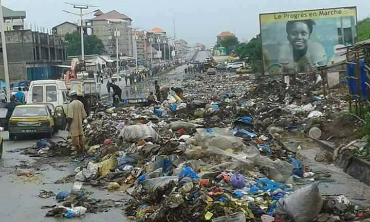 Prof_AlphaConde's tweet image. Vous affolez pas, cette ordure une fois recyclée sera de l'humus pour l'agriculture et une source d'énergie électrique durant mon 3e mandat😎
