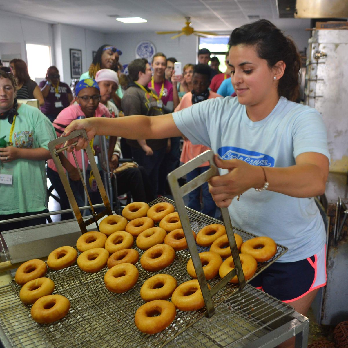 DixieCream_SM's tweet photo. @SunshineKidsOrg This year we shared with them what it’s like to operate the oldest donut shop in town! #sskthca2017 #dixiecream #donuts #smtx https://t.co/Kvnf4aZnLd