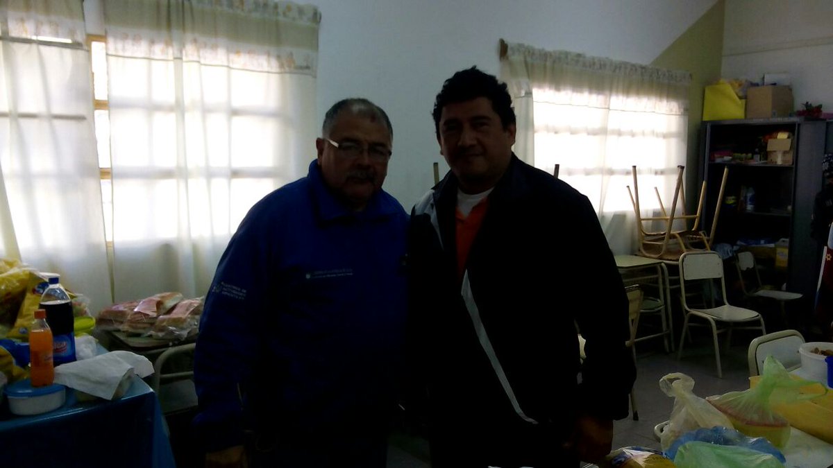 PLAYONDVALDIVIA's tweet photo. FELICITACIONES A LA ESCUELA MANUEL CASTILLA POR EL TRABAJO EN EQUIPO Y LOS FESTEJOS. https://t.co/YNFoVGcN1E