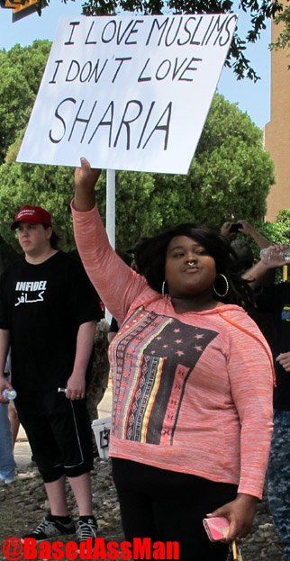 BasedAssMan's tweet photo. At least she don't love sharia #MarchAgainstSharia #Sharia #MakeAmericaSafeAgain https://t.co/8kyAvr20EL