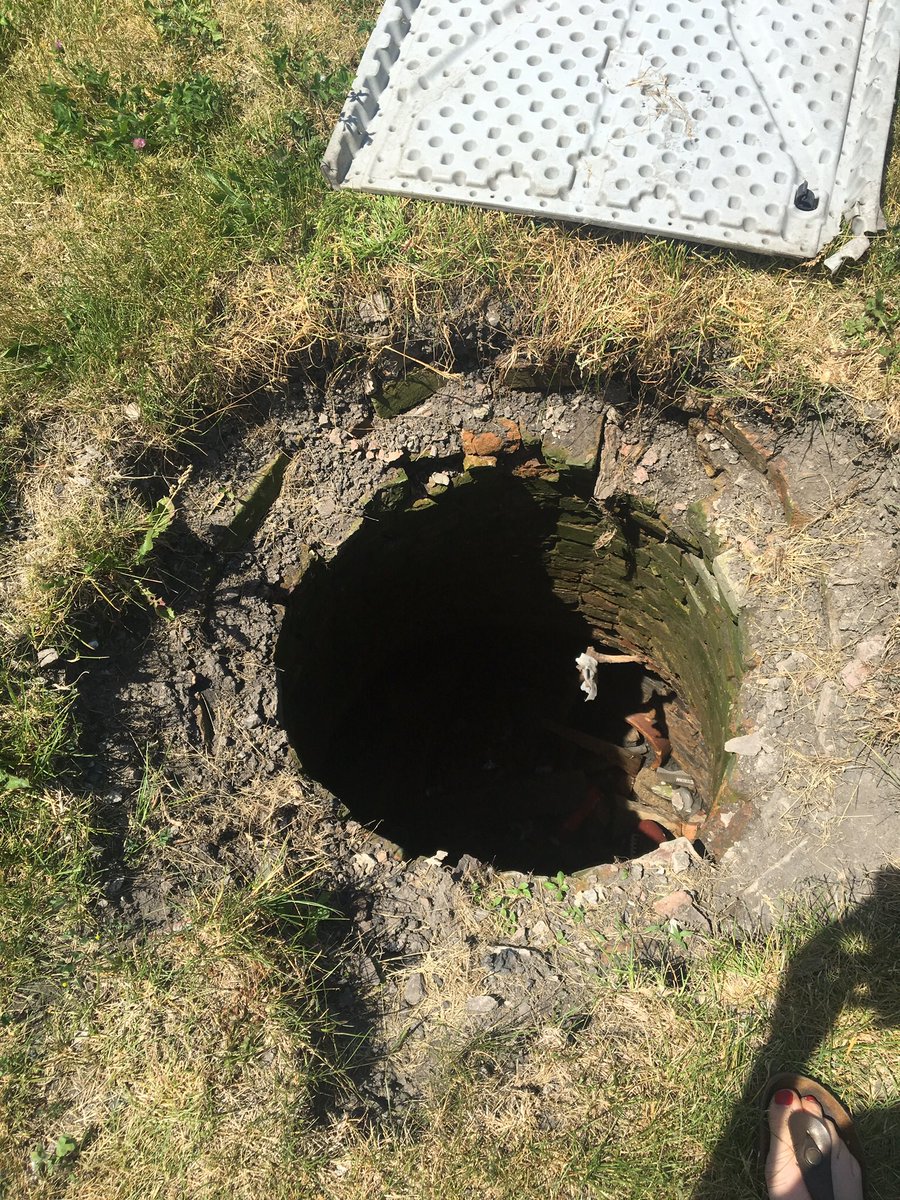 KM_chicago's tweet photo. Dangerous uncovered manhole in @theCHAtweets lot at Taylor &amp; Lytle. Multiple calls to @Chicago311 &amp; @AldermanErvin have led to no action!! https://t.co/ULfOCejEbX