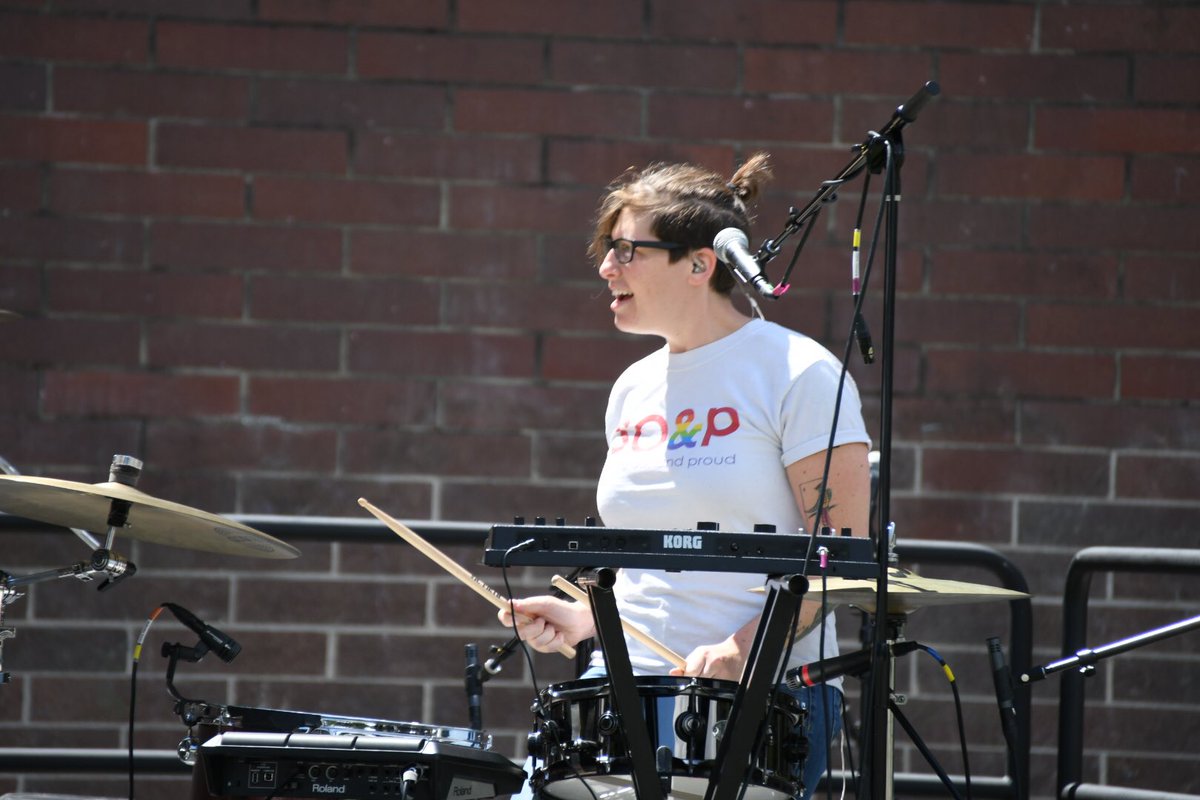 Do206's tweet photo. .@sisterstheband at the Volunteer Park Pride Festival right now! #seattlepride https://t.co/ZZWTeOxYRE