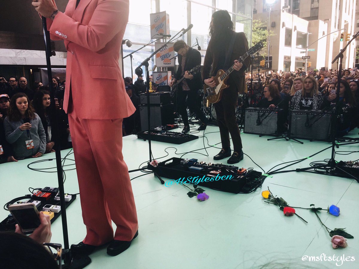 BcnHarryStyles's tweet photo. PROYECTO PARA EL CONCIERTO DE HARRY STYLES EN BARCELONA 🌹🌹🌹

Ojalá os guste a todos!! 

(Y no olvidéis dar RT para difundir🌹) GRACIASSSS!!!! https://t.co/Jbbc1AiaOF