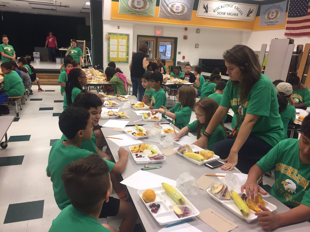 RockledgePWCS's tweet photo. Annual 3rd Grade Fruitapalooza to learn about fractions. #deliciousmath @PWCSNutrition https://t.co/gEhtHuiYnp