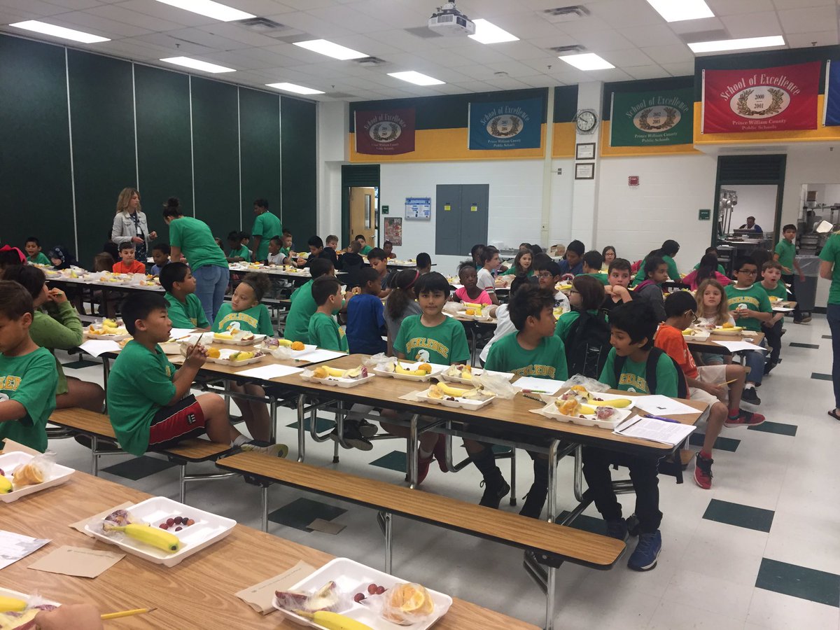 RockledgePWCS's tweet photo. Annual 3rd Grade Fruitapalooza to learn about fractions. #deliciousmath @PWCSNutrition https://t.co/gEhtHuiYnp