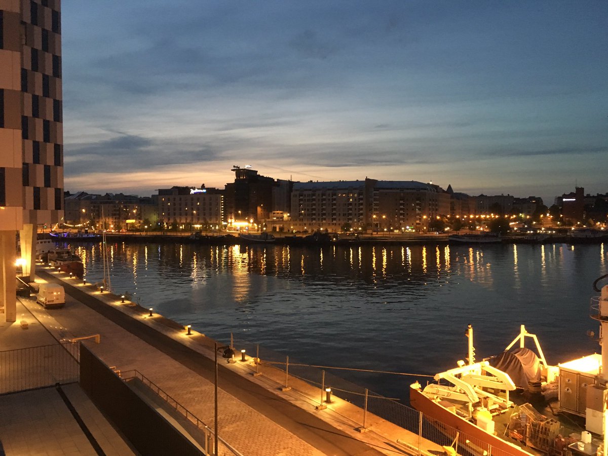 LindqvistClara's tweet photo. Barndomens hemknutar sett från partidagens kvällsbalkong https://t.co/KqMXZYcgmr