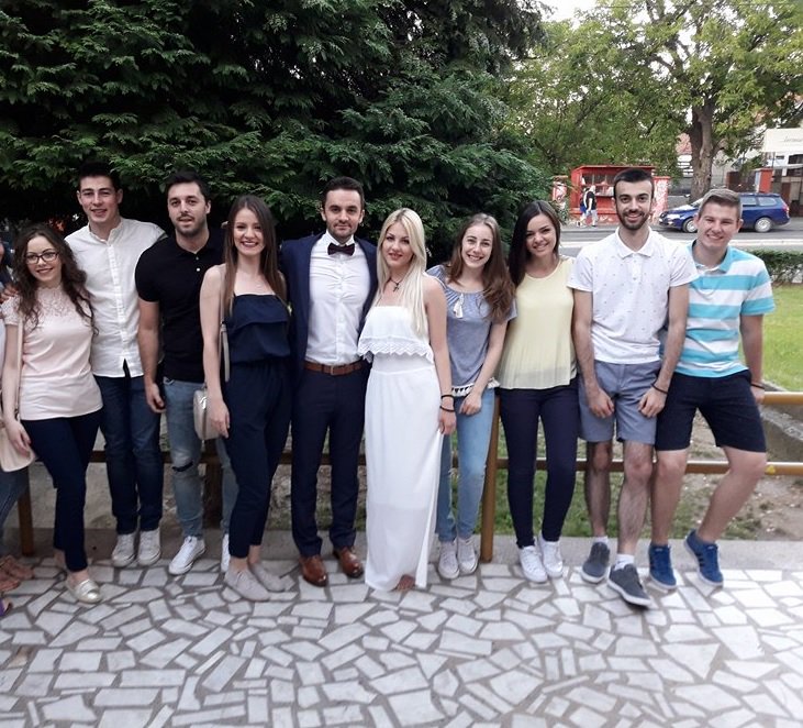 Cakana_16's tweet photo. Ispratismo Dušana u svet samostalnih. #apsolvent #friends #CollegeLife #college https://t.co/Aq9HHyXz2J