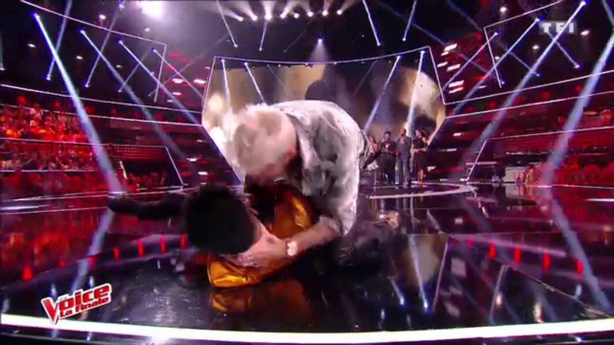 Pascal le grand frère essaye de maîtriser un enfant en difficulté. Ça va trop loin cette fois. #TheVoice