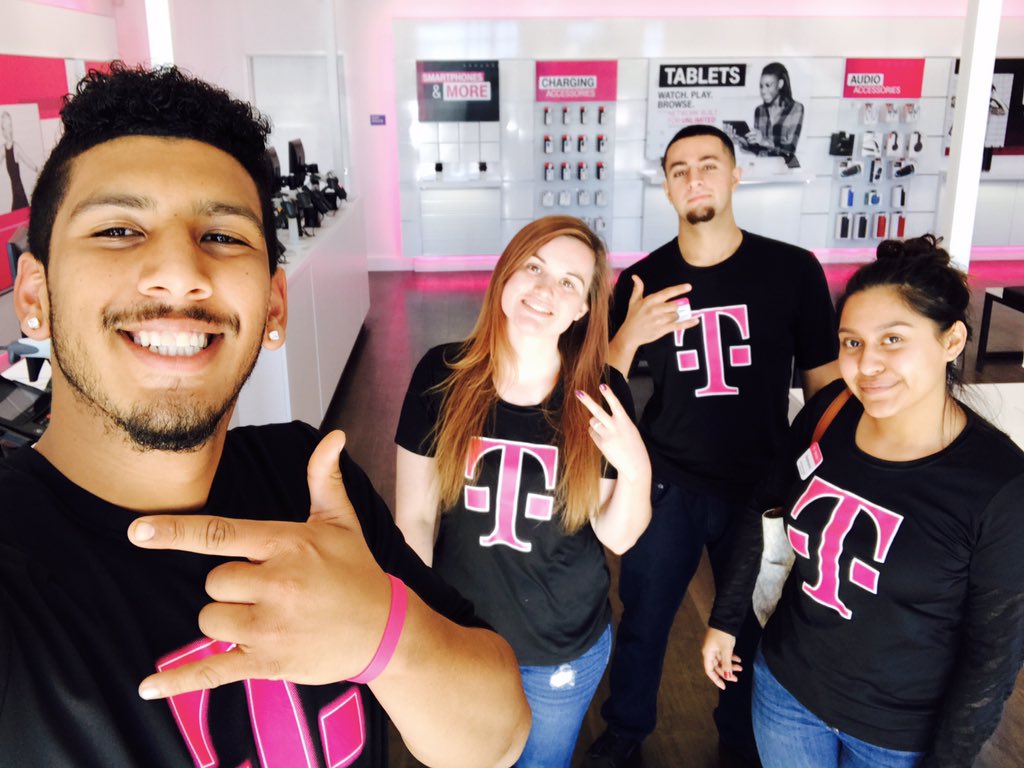 Robert_mobile1's tweet photo. Ready to see what the Un-Carrier is all about?!Well, Riverbank squad is ready to hook you up with the best plan in wireless!📱📶👍🏽😃 #WeDaBest https://t.co/GgaCQmvpHh