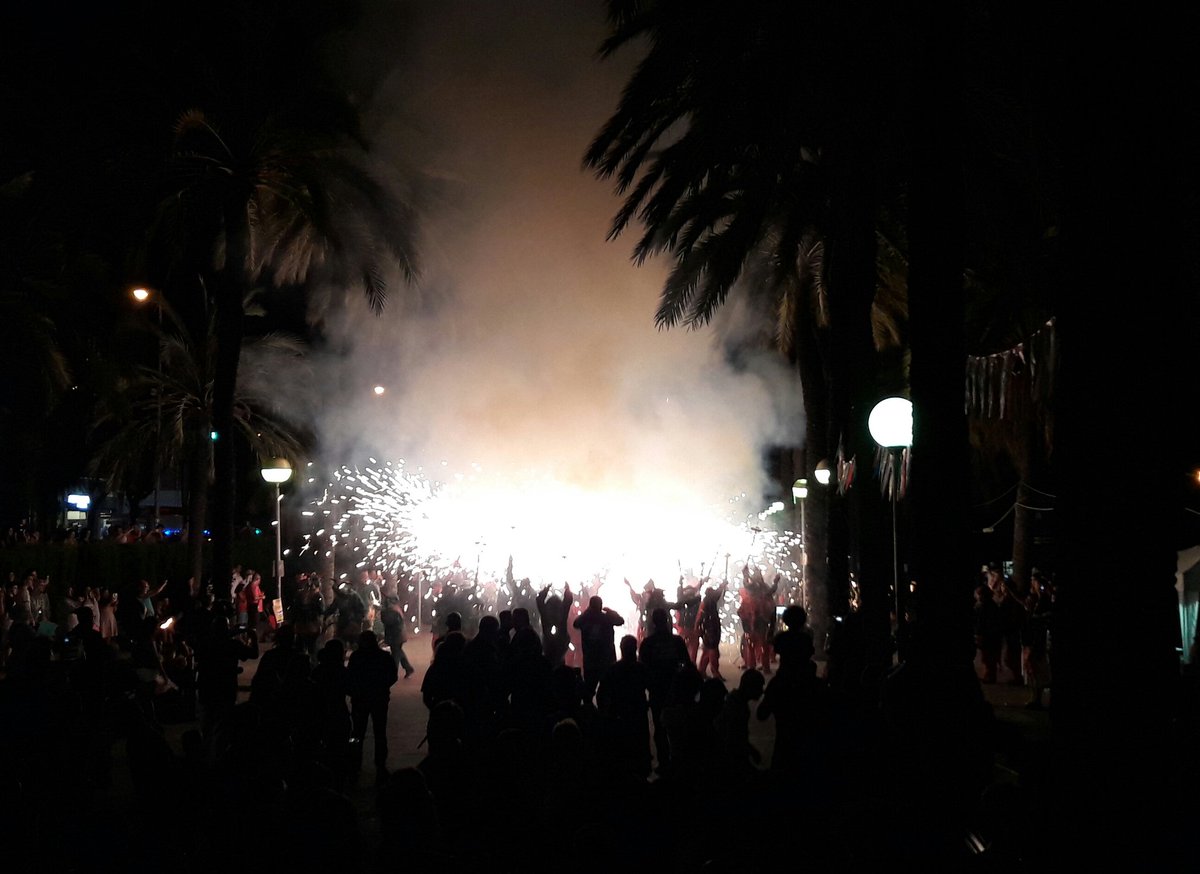 kapaoltis's tweet photo. #EncesaFinal #Correfoc #Llefià #FestesStAntoni #Badalona https://t.co/QXMOQinKnn