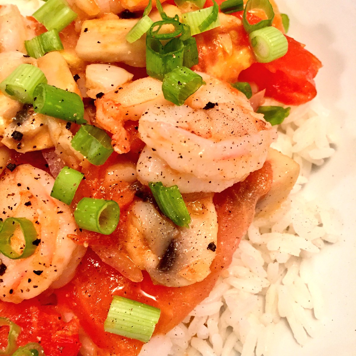 Shrimps, tomato and lots of garlic on Jasmine rice 💛