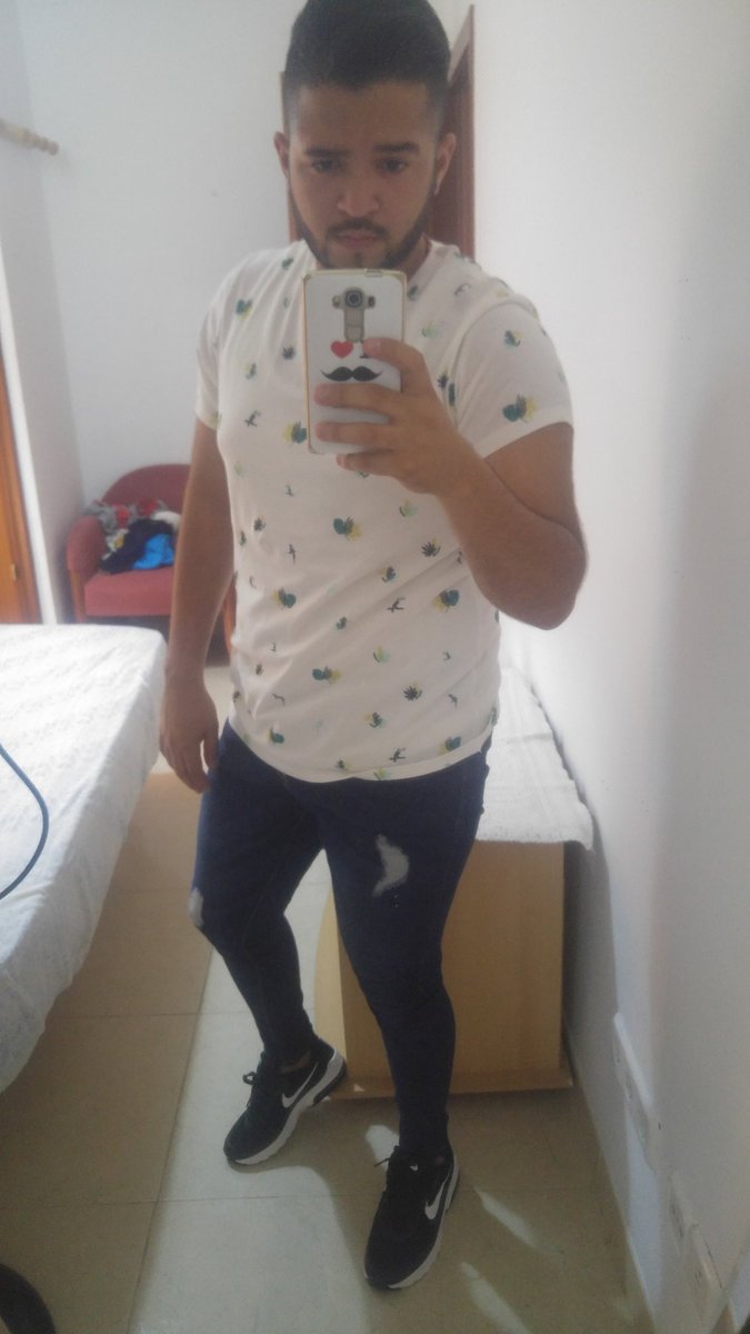 cayoncito's tweet photo. Bueno así me quedo! Me fui de copas🍸 https://t.co/otSjLokEIi