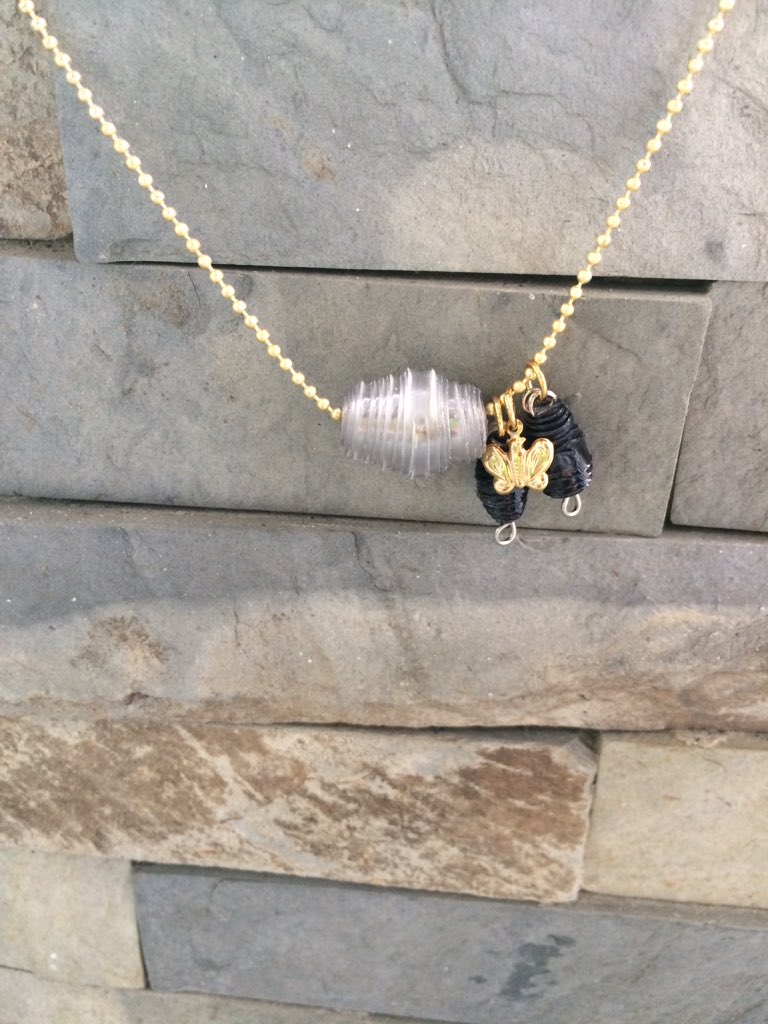 Sencillo y ecológico.. una prenda de diario con un toque de amor por el planeta! #ecojoyas #bisuteria