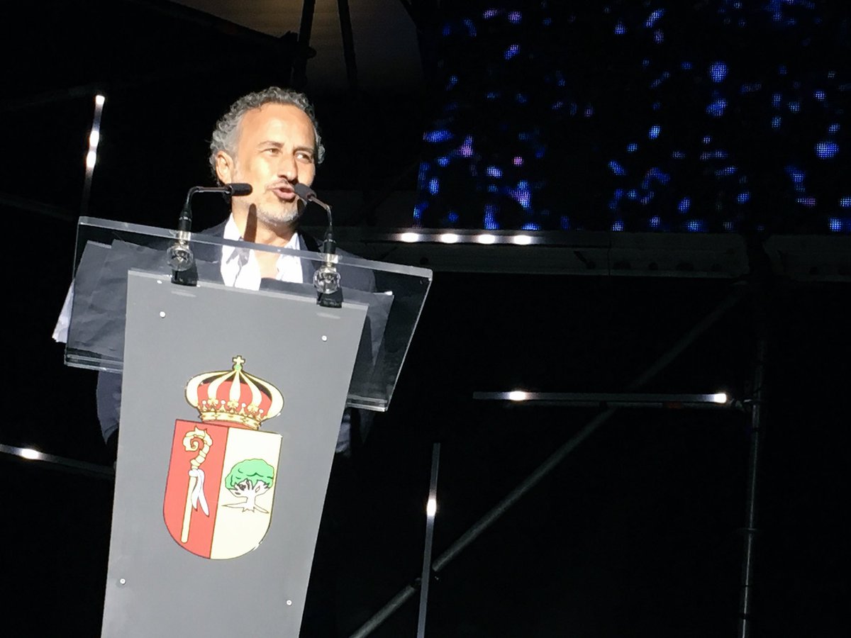 TurismoArona's tweet photo. Alfonso Llopart de Shangay recoge el Premio Comunicación David Pérez, concejal de Turismo #Arona #PremiosAT #LGTBIQ #ARNCulturePride https://t.co/oFfzDcKXZS