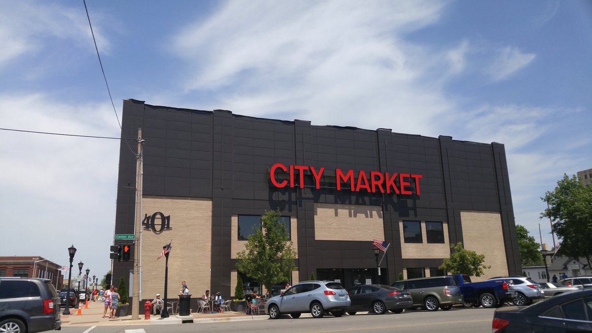 Amanthon's tweet photo. Bay City City Matket! Great date day for us! @camcshs https://t.co/qkMrQlsg9z