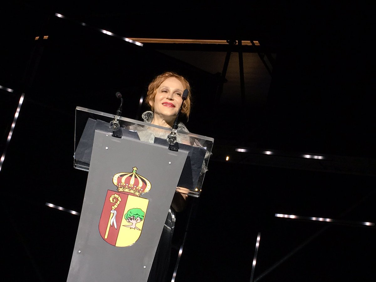 TurismoArona's tweet photo. Antonia San Juan "En este país se vota antes a un ladró que a un homosexual" - Recoge el Premio Out #PremiosAT #LGTBIQ #ARNCulturePride https://t.co/CSKqwlTK9q
