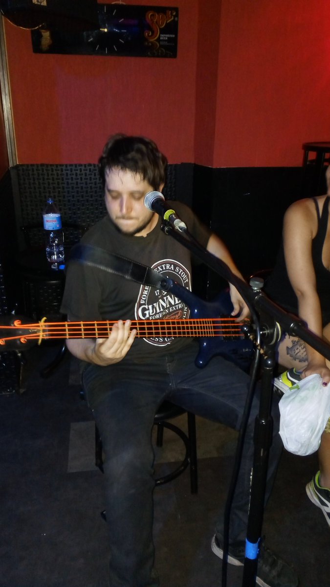 No todos los héroes tienen capa. Al bajista de <a href="/WildFreedomRcks/">Wild Freedom</a> se le disloca la rodilla al inicio y sigue tocando sentado desde el público!