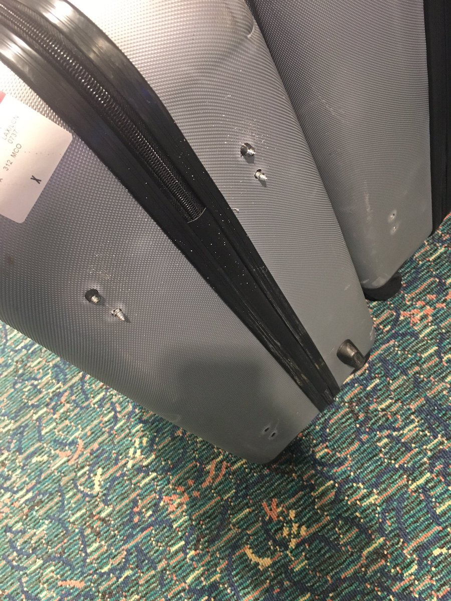 euvitormendes's tweet photo. Hey, @VirginAmerica, thank you so much for braking my suitcase and don't give assistance. You guys told me to wait, but nobody showed up. https://t.co/hJwSspILDV